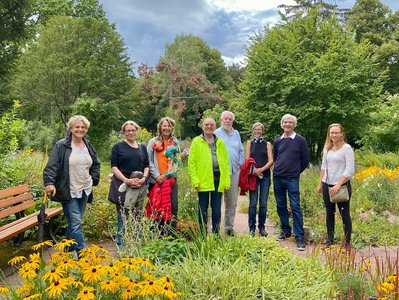 Das Foto zeigt eine Personengruppe und ist bei einem Treffen der Stadtteilgruppe entstanden