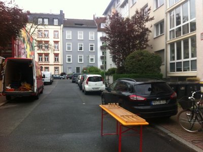 Das Foto zeigt den Abschnitt der Heidestraße, auf dem die temporäre Spielstraße eingerichtet werden soll. Allerdings so, wie es nicht sein sollte, links und rechts parken Autos und lassen für die Spielgeräte keinen Platz! 